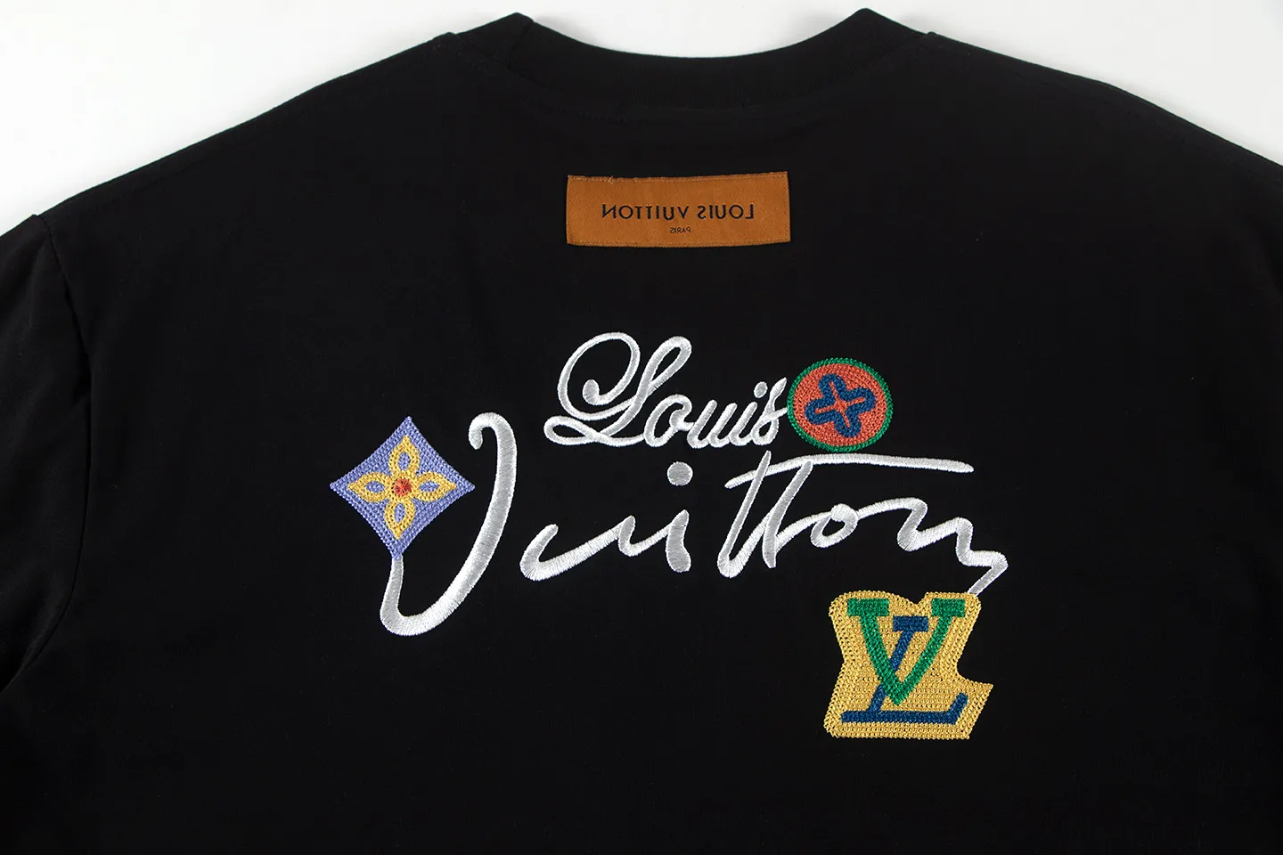 🅿️170 louis vuitto*2026 latest short-sleeved T-shirt patch embroidery Material: high version 300g double yarn combed cotton Size: S M L XL Color: black and white Style number: W2636